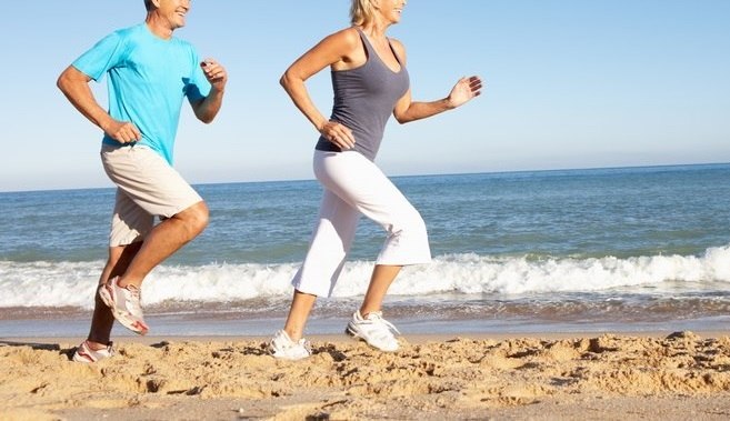Бег по пляжу мужчина и женщина бегут по пляжу