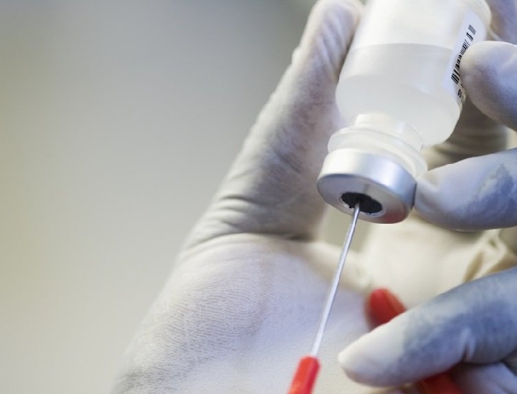 наполнение шприца лекарством наполнение шприца лекарством