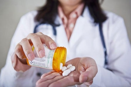 доктор дает таблетки