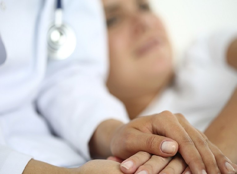 врач держит руку пациента врач держит руку пациента