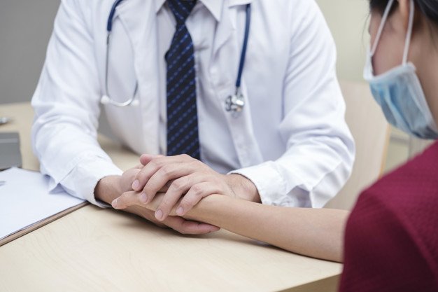 врач держит за руку пациента врач держит за руку пациента