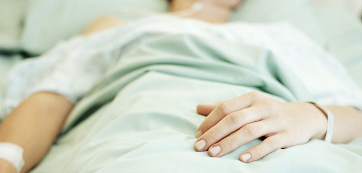 женщина лежит в больнице женщина лежит в больнице