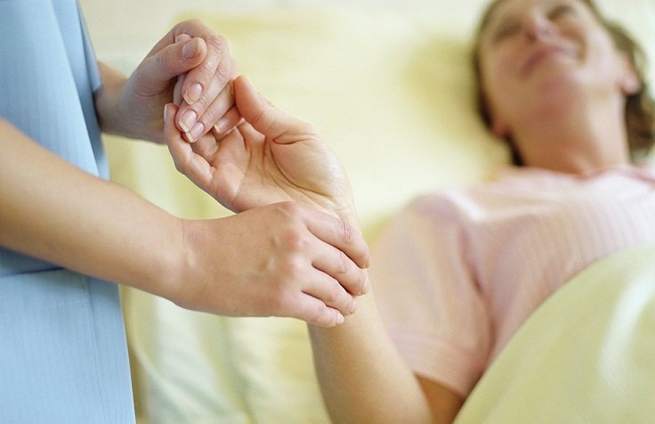 врач держит за руки пациентку врач держит за руки пациентку